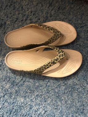 CROCS Women’s Leopard-Print Thong Sandals - Beige Footbed